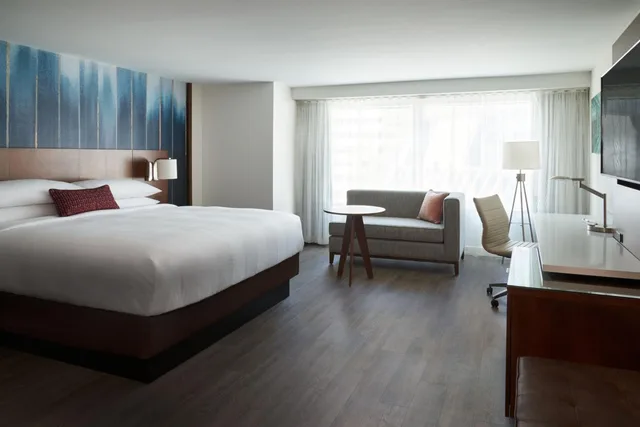 Guest Room, King Bed, City View, Concierge Level، Toronto Marriott City Centre Ex Renaissance Toronto Hotel 2/5