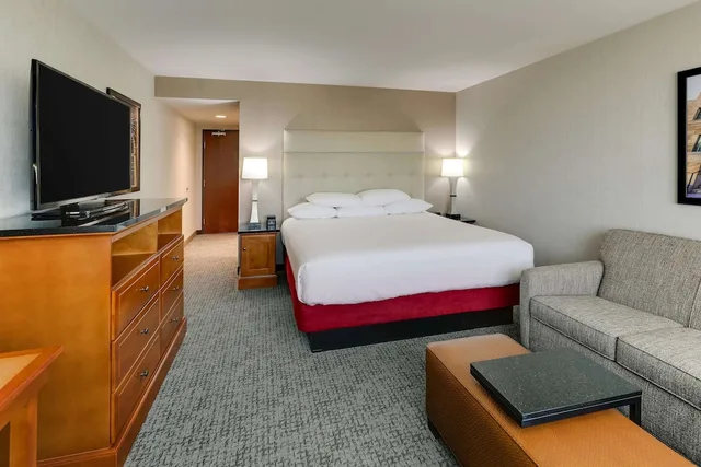 غرفة ديلوكس بسرير كينج مع أريكة، Drury Inn And Suites Phoenix Airport 2/8
