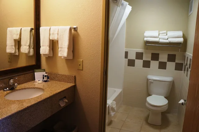 غرفة بسرير كينج، AmericInn by Wyndham Anamosa 3/6