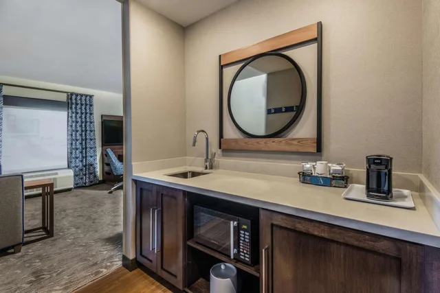 Suite, King Bed, Ballpark View, Sofa، Hampton Inn and Suites Fort Wayne Downtown 4/4