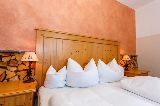 غرفة كلاسيكية بسرير كوين، Landhotel and Berggasthof Panorama 3/7