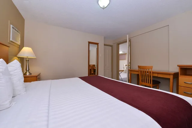 استوديو بسرير كوين، Canadas Best Value Inn Suites Vernon 1/3