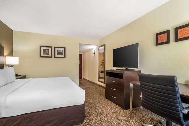 غرفة بسرير كينج لذوي الإعاقة، Comfort Inn & Suites Cornelius Lake Norman NC 1/2