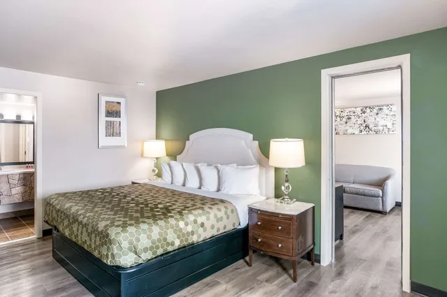 Efficiency, King Bed, Sofa، Suburban Studios Neenah-Appleton 3/6
