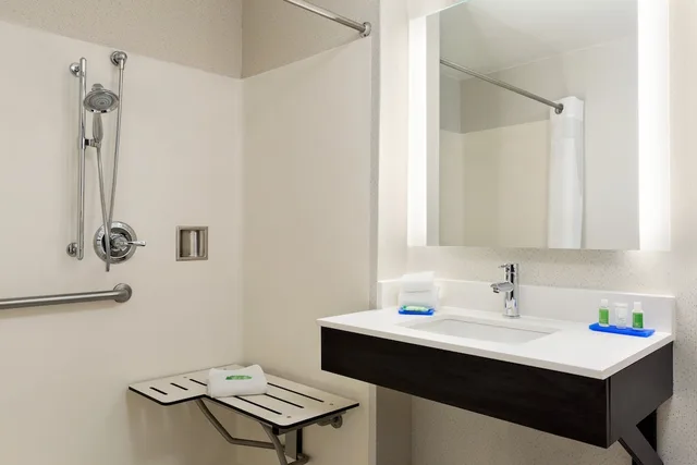 غرفة قياسية بسريرين كوين لذوي الإعاقة، Holiday Inn Express Hotel & Suites Shawnee I-40 5/6