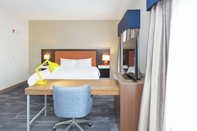 جناح استوديو بسرير كينج مع أريكة، Hampton Inn & Suites Morgantown / University Town Centre 1/3