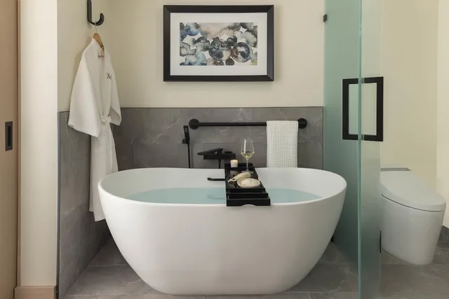 جناح رئاسي بسرير كينج بشرفة لذوي الإعاقة، Casa Mani Resort Napa Valley, Curio Collection by Hilton 7/10