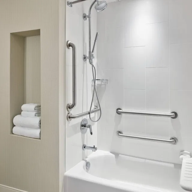 غرفة بسرير كينج، Delta Hotels Muskegon Convention Center 8/11