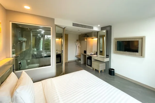 غرفة ديلوكس بسرير كينج بإطلالة على المدينة بشرفة، Clarian Hotel Beach Patong 8/10