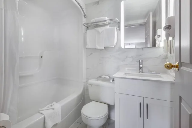 Exterior, Suite, King Bed, No Elevator, Sofa، Quality Inn and Suites Niagara Falls ON 7/8