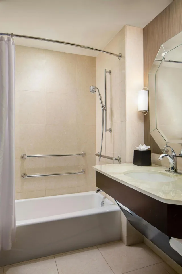 غرفة تقليدية بسريرين مزدوجين بحوض استحمام لذوي الإعاقة، SHERATON MCKINNEY HOTEL 4/7