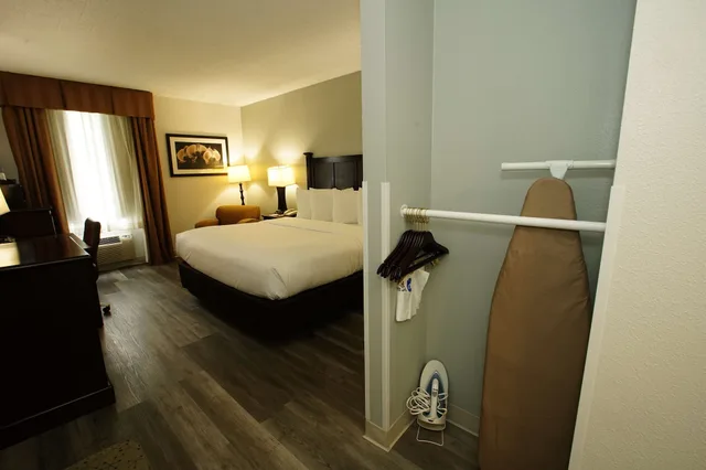 غرفة قياسية بسرير كينج لذوي الإعاقة، Best Western Paramus Hotel & Suites 3/7