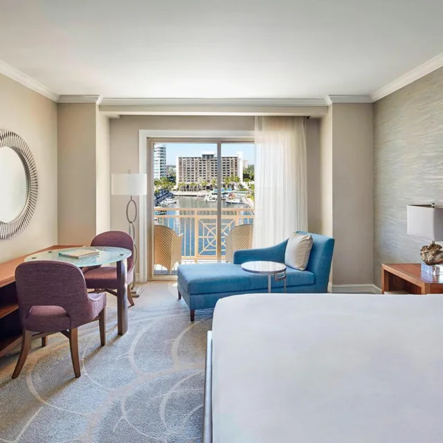 غرفة بسرير كينج بإطلالة على المرسى بشرفة، The Ritz Carlton Sarasota 4/5