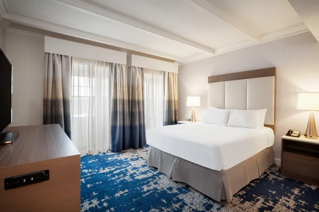 Junior Suite, King Bed, Crowne Plaza Albany The Desmond Hotel (ex The Desmond Hotel Albany) 1/3