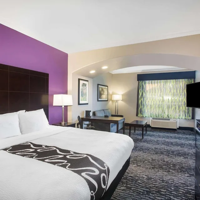 جناح ديلوكس بسرير كينج بحوض استحمام لذوي الإعاقة، La Quinta Inn And Suites By Wyndham Columbus Tx 4/7