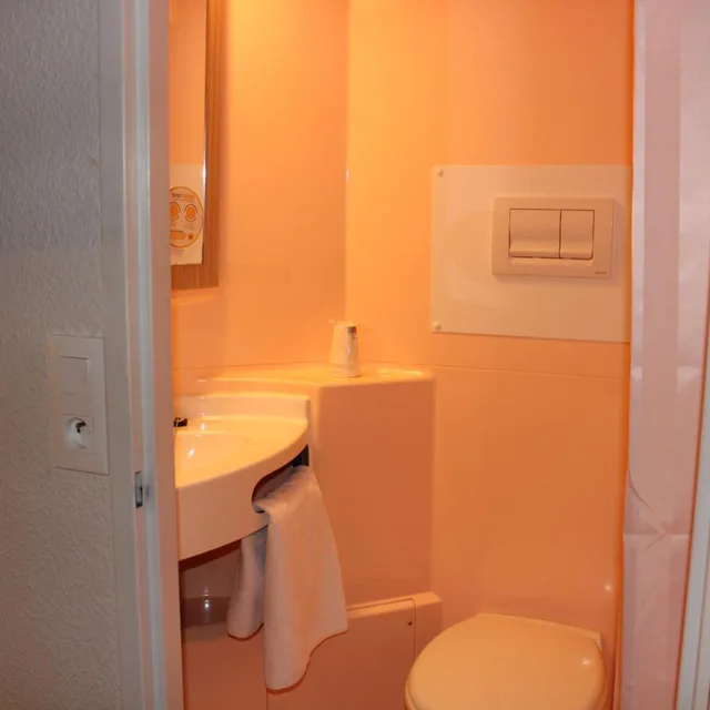 Room, Double Bed, Premiere Classe Saint Quentin En Yvelines Elancour 6/7
