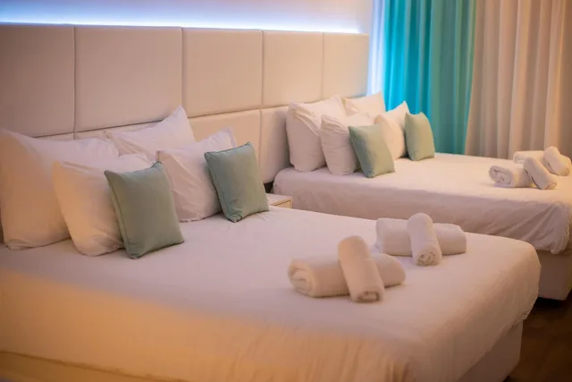 غرفة ديلوكس بسريرين كوين بإطلالة على المدينة، Hotel Napa Suites (Adults Only) 2/2