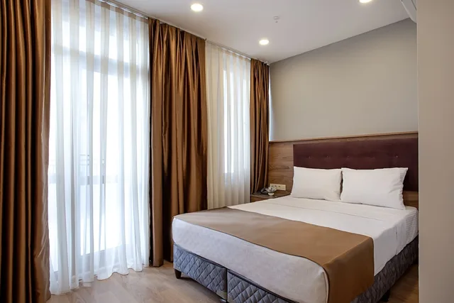 غرفة سوبيريور بسرير كوين بإطلالة على البحر بشرفة، West Palace Hotel 1/9