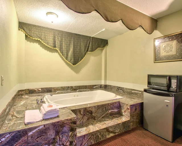 غرفة بسرير كينج للمدخنين، Econo Lodge Donalsonville, GA 6/6