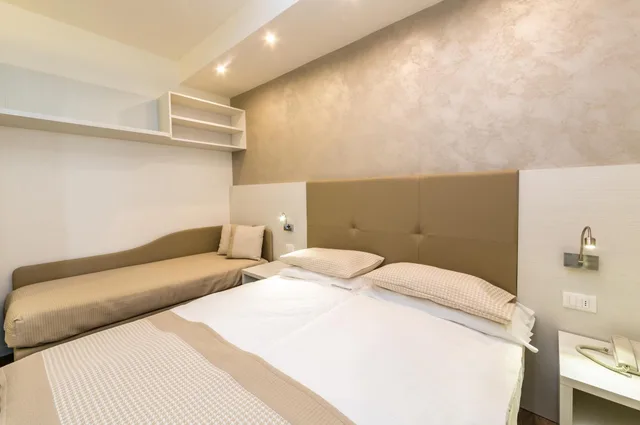 غرفة فاخرة ثلاثية، Hotel Touring 1/5