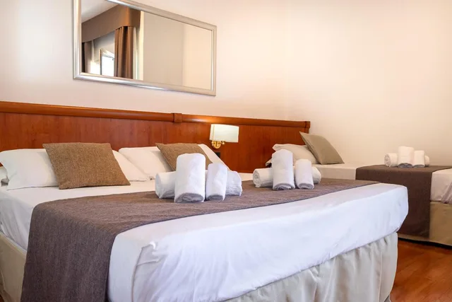 غرفة ثلاثية، Garden Hotel 4/5