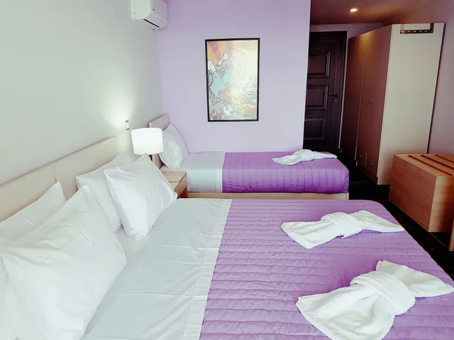 غرفة سوبيريور ثلاثية بسرير كوين وسرير فردي بإطلالة على الشاطئ، La Luna Hotel 2/5