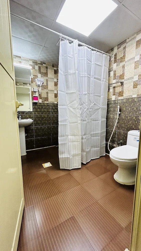 غرفة عائلية بسرير كينج وثلاثة أسرّة، Al Sabkha Hotel 5/5