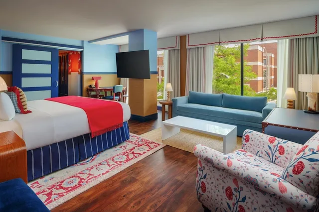 Deluxe, King Bed, University View، Graduate by Hilton Dallas 1/6
