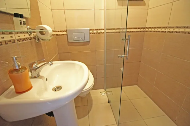 غرفة بسريرين منفصلين بإطلالة على البحر، Hambarli Otel 10/10