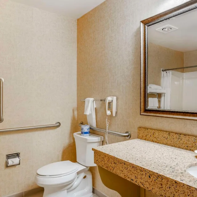 غرفة بسريرين كوين بحوض استحمام لذوي الإعاقة، Best Western Plus Revere Inn & Suites 5/5