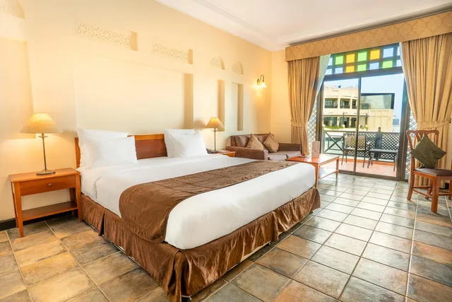 جناح بسرير كينج بإطلالة على الشاطئ بشرفة بغرفة نوم واحدة، Novotel Al Dana Resort 1/3