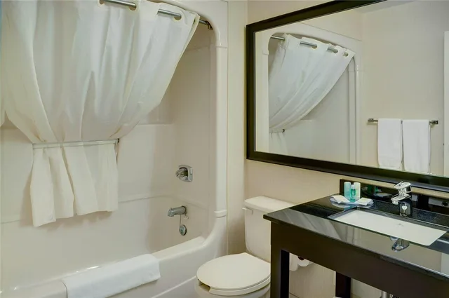Upgrade, King Bed، Comfort Inn Drummondville 8/8