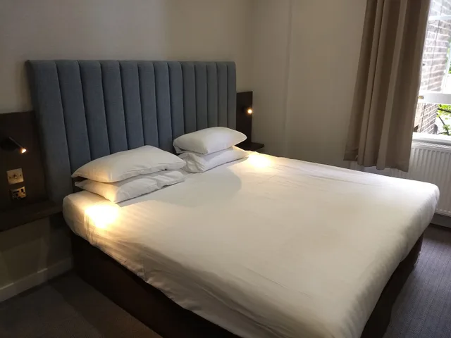 غرفة رباعية بسرير مزدوج وسريرين منفصلين، GARDEN COURT HOTEL 1/6