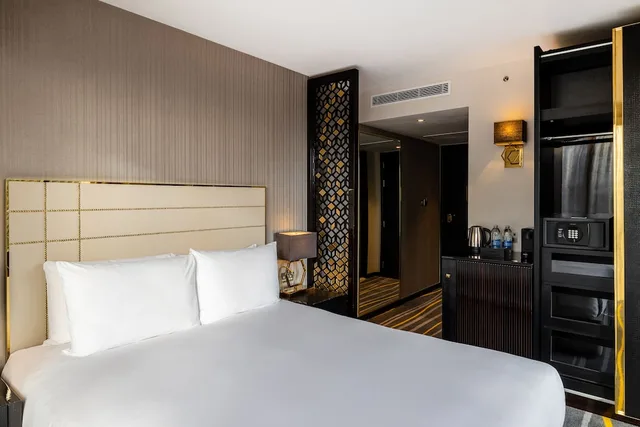 Botolph, Deluxe, King Bed, Leonardo Hotel London Aldgate - Formerly Hotel Saint 2/5