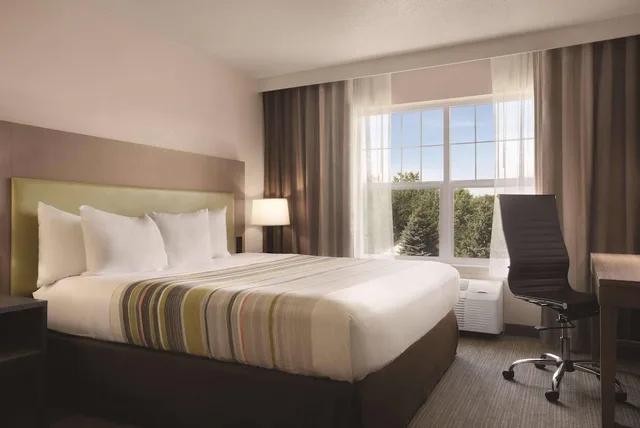 جناح بسرير كينج بحوض جاكوزي، Country Inn and Suites By Radisson Cottage Grove MN 2/4