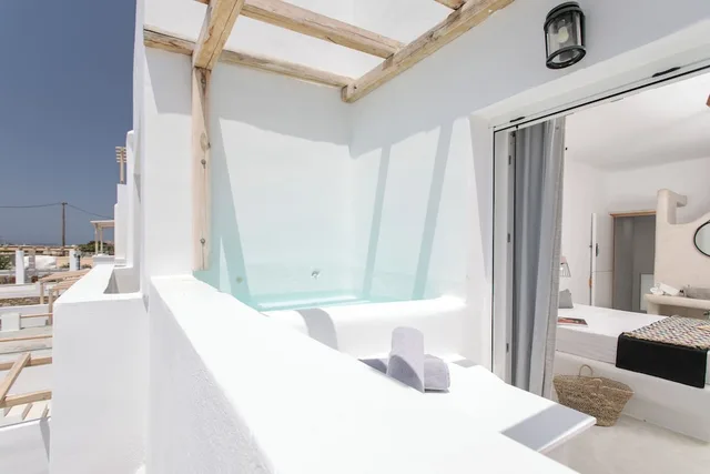 دوبلكس بسرير مزدوج وسريرين منفصلين مع أريكة بحوض جاكوزي، Irida Luxury Apartments 10/10