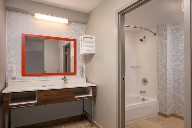 جناح بسرير كينج بإطلالة على المسبح بشرفة بمطبخ، Hampton Inn And Suites el Paso Airport 6/8