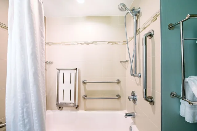 Standard, 2 King Beds, Accessible, Holiday Inn Charlottesville-Univ Area 2/4