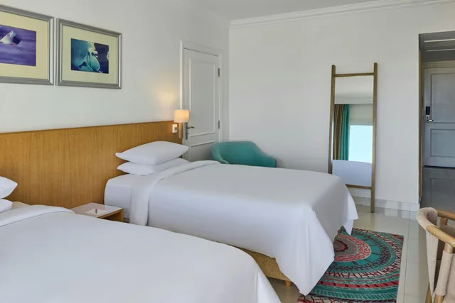 غرفة بريميوم بسريرين منفصلين بإطلالة على البحر، Renaissance Sharm El Sheikh Golden View Beach Resort 2/6