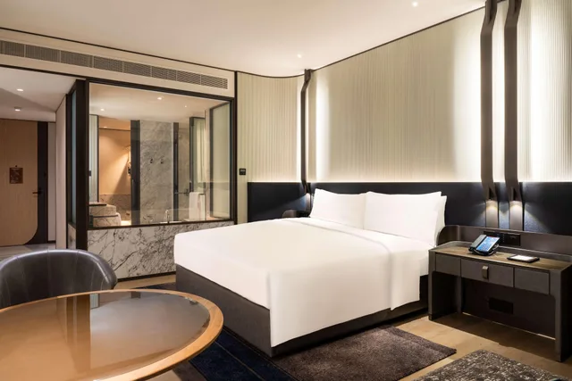 غرفة بسرير مزدوج بإطلالة على النهر، Hilton Saigon 2/4