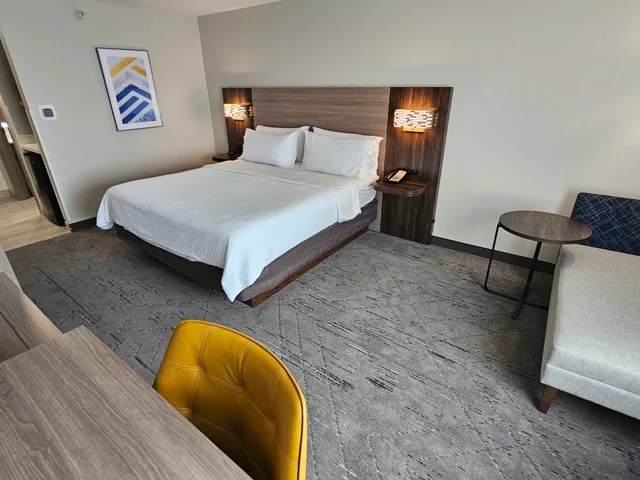غرفة بسرير كينج، Holiday Inn Express Hotel & Suites Cincinnati-Blue Ash 1/9