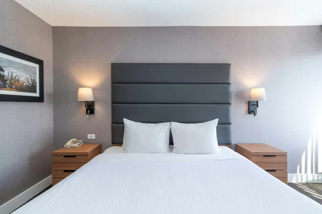 جناح بسرير كينج مع أريكة بمطبخ صغير، Sandman Hotel Victoria 1/5