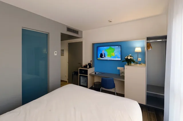 غرفة مفردة بسرير كوين، COLMAR HOTEL 1/3