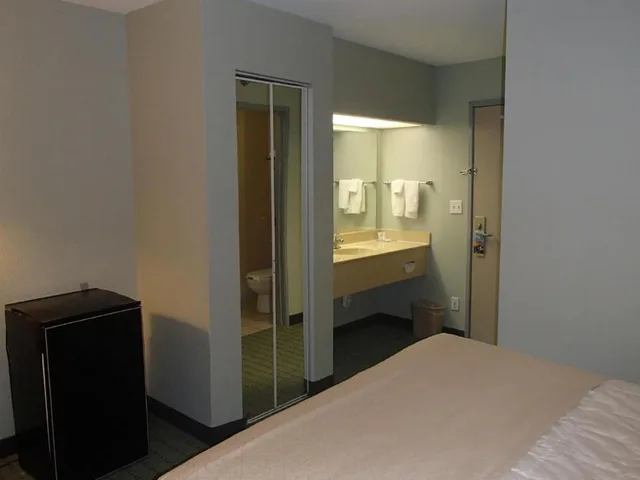 غرفة قياسية بسرير كينج، Days Inn Suites By Wyndham Corpus Christi Central 9/10