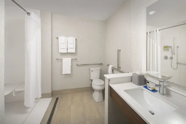غرفة قياسية بسريرين كوين لذوي الإعاقة، HOLIDAY INN EXPRESS & SUITES NORTH BRUNSWICK 6/8