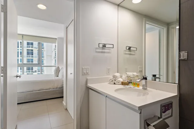 شقة ديلوكس بشرفة بغرفة نوم واحدة بإطلالة جزئية على البحر، Dharma Home Suites Miami At Monte Carlo 3/3