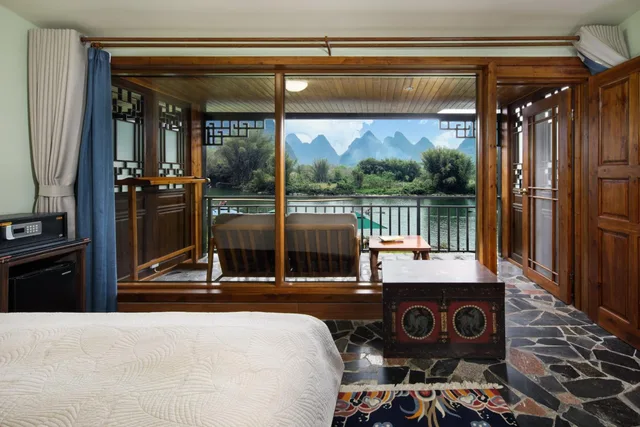 غرفة بسرير كوين بشرفة، Yangshuo Mountain Retreat 1/1
