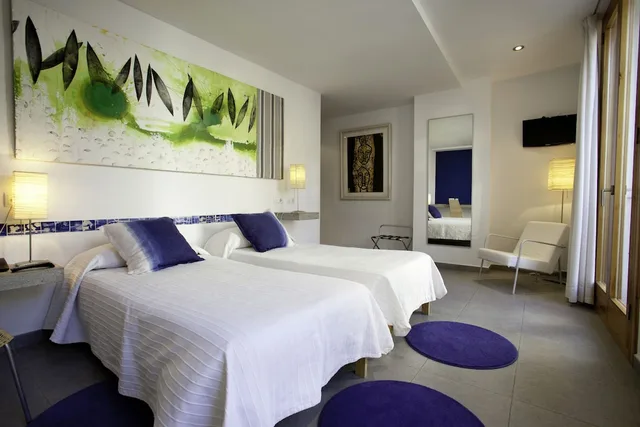 غرفة قياسية بسريرين منفصلين بإطلالة على المدينة، L Hostal 3/10