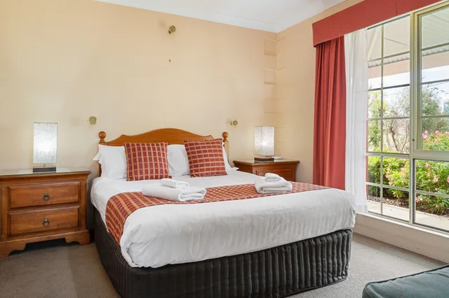 2 Bedrooms, Cherry, Family, Cottage, 1 Queen and 3 Single Beds، Swansea Cottages & Motel Suites 1/6