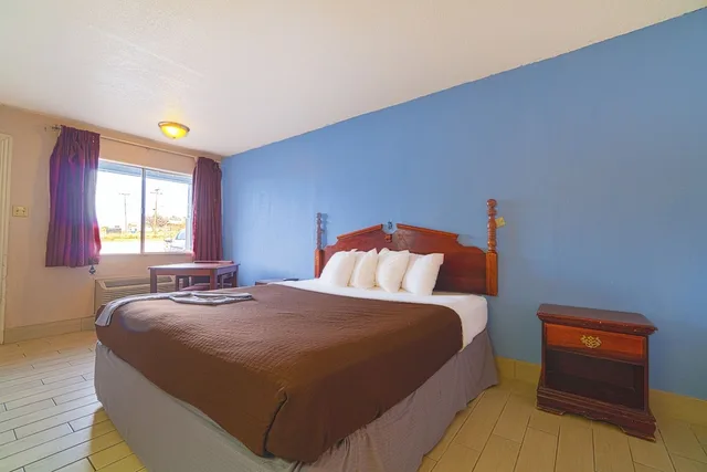 غرفة بسرير كينج لغير المدخنين، Regency Inn Three Rivers I-37 7/10